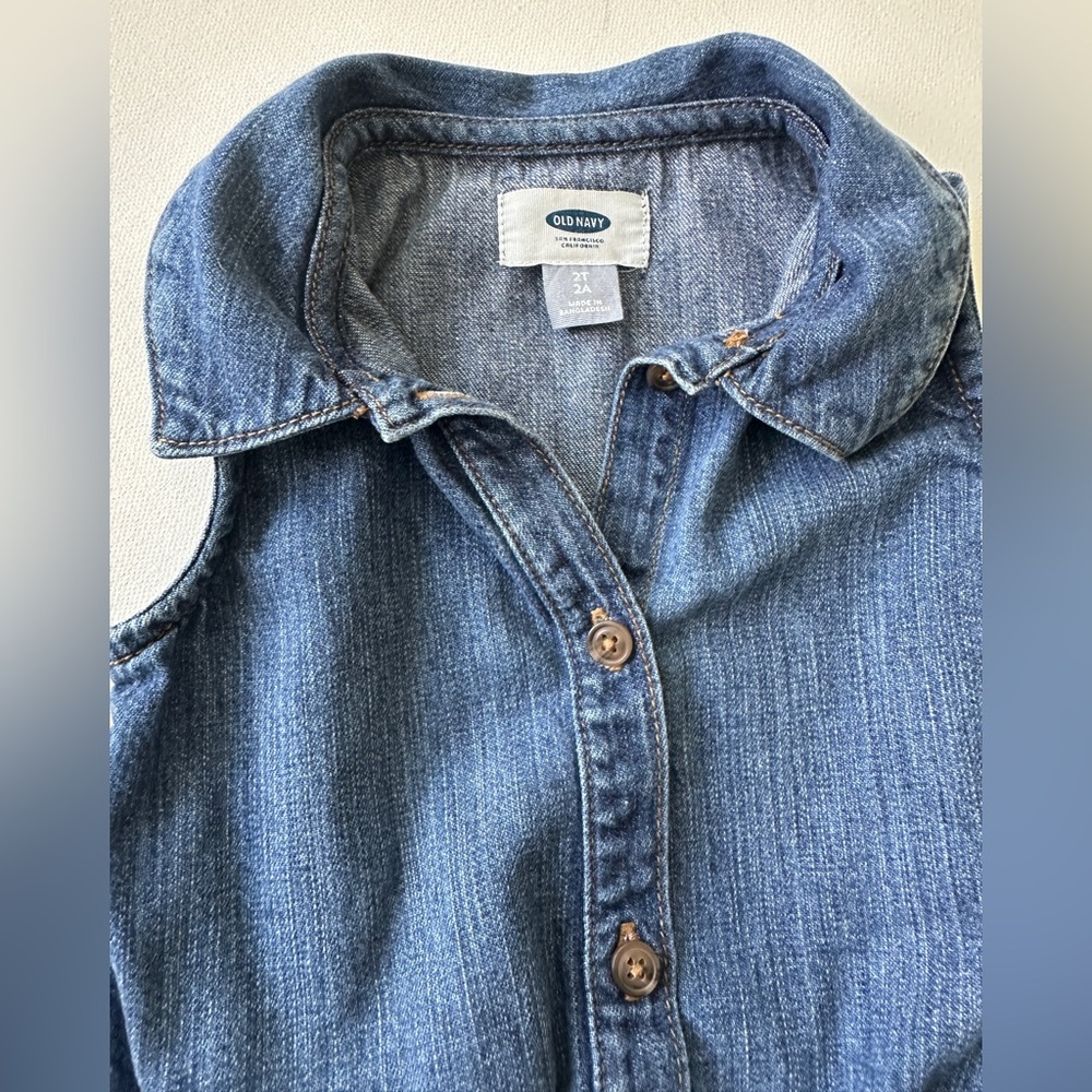 Old Navy girl’s Sleeveless Denim Top. Size 2T. - Picture 3 of 5